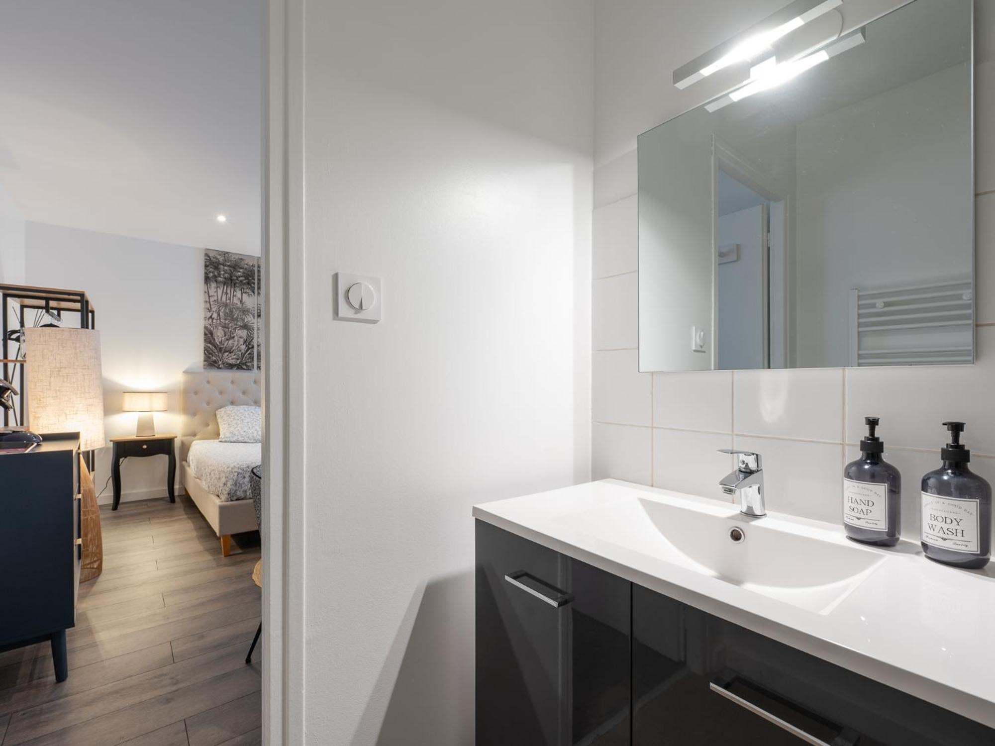Apartament Secret Cache De Valmy Lyon Zewnętrze zdjęcie